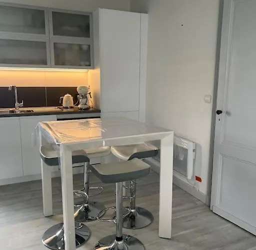 La Charmeuse à 500m De *